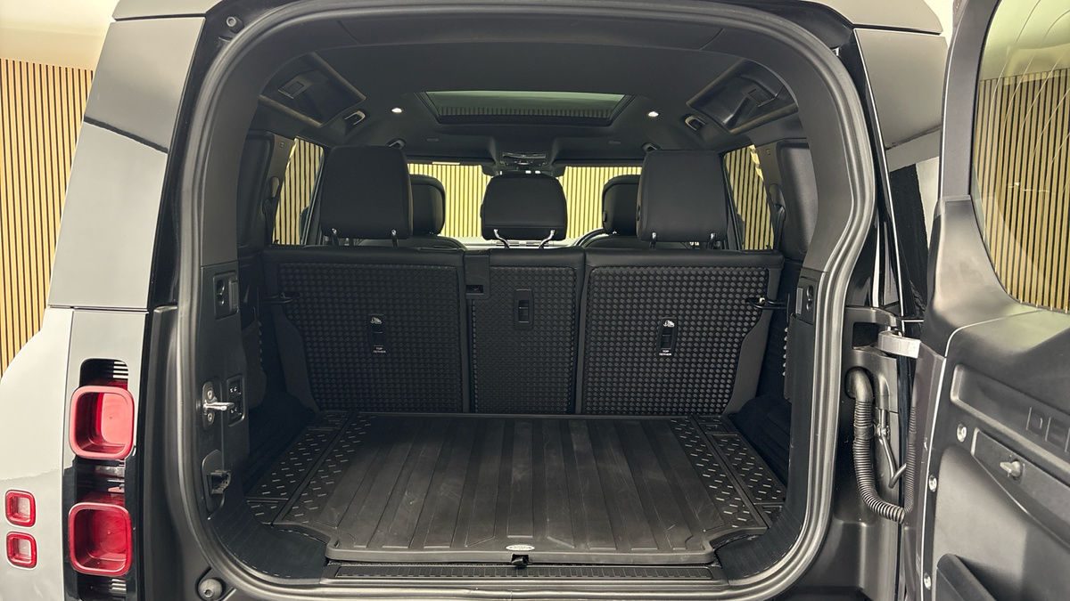 Land Rover Defender 110 Image 11