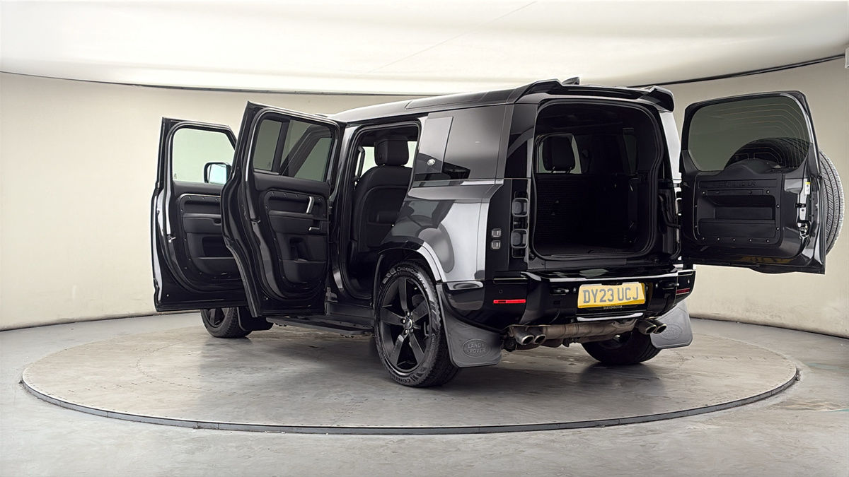 Land Rover Defender 110 Image 45