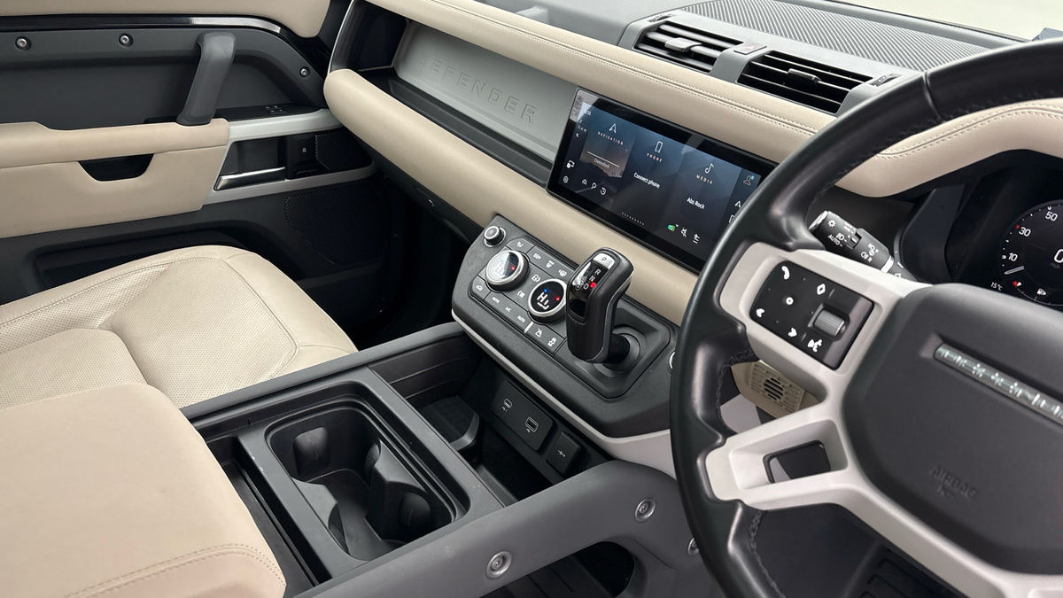 Land Rover Defender 110 Image 18
