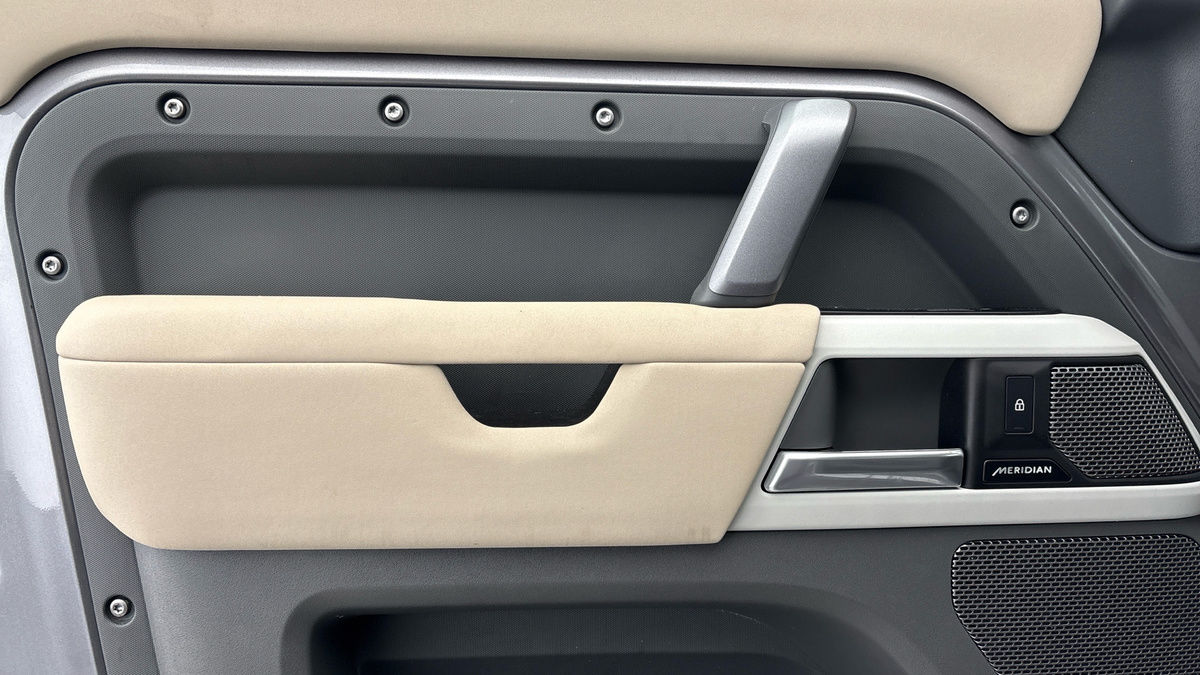 Land Rover Defender 110 Image 19