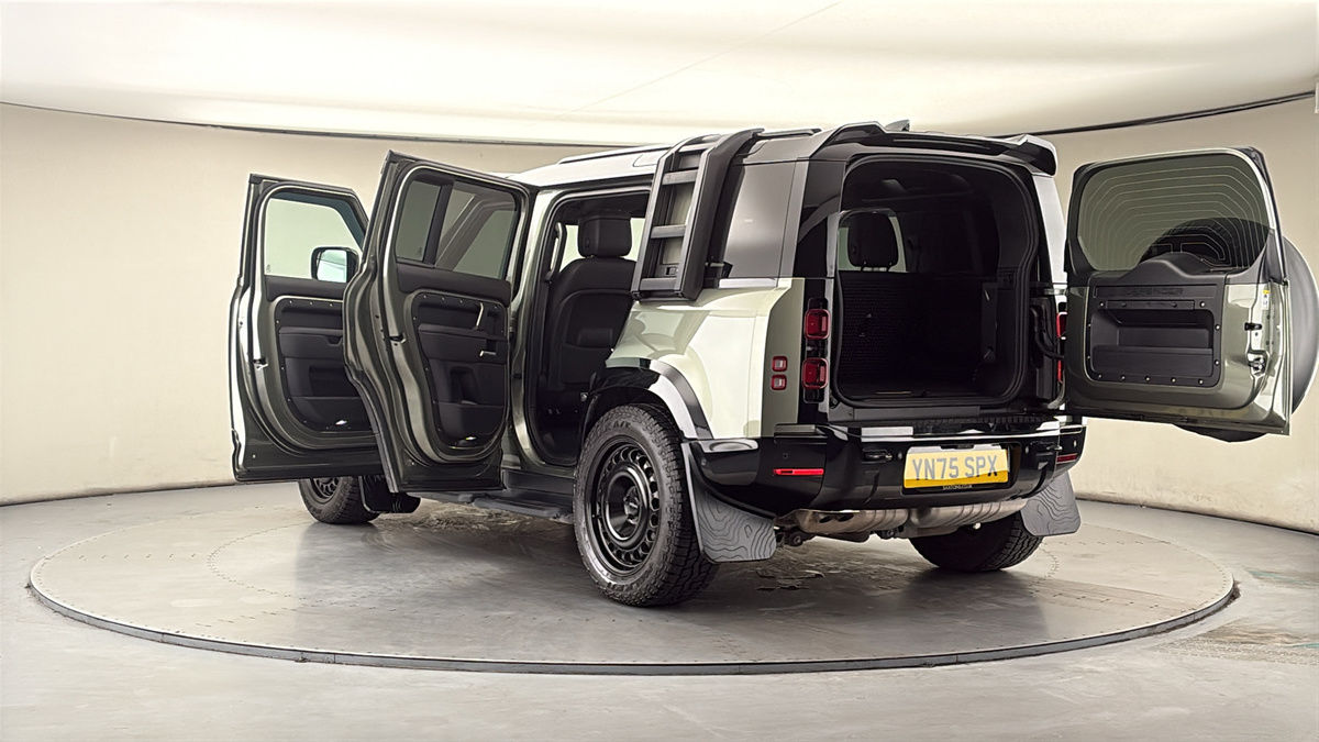 Land Rover Defender 110 Image 23