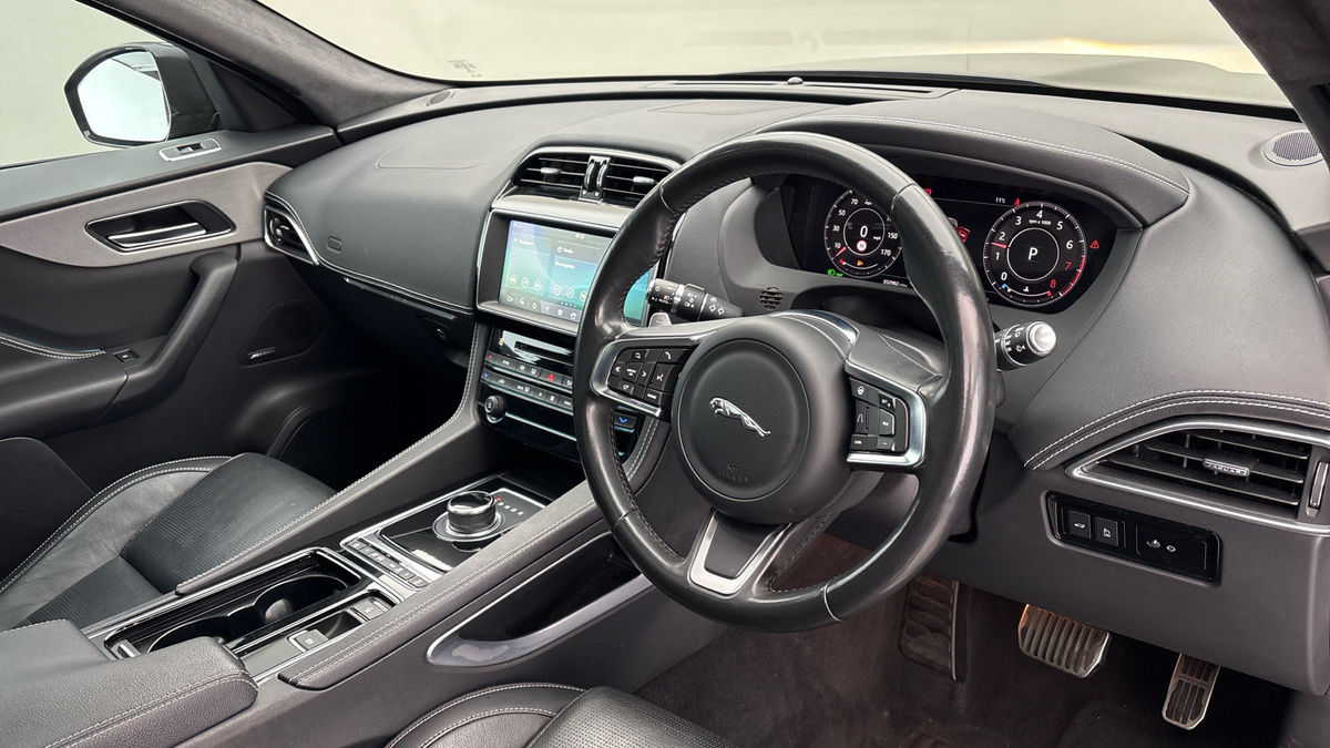 Jaguar F-PACE Image 5