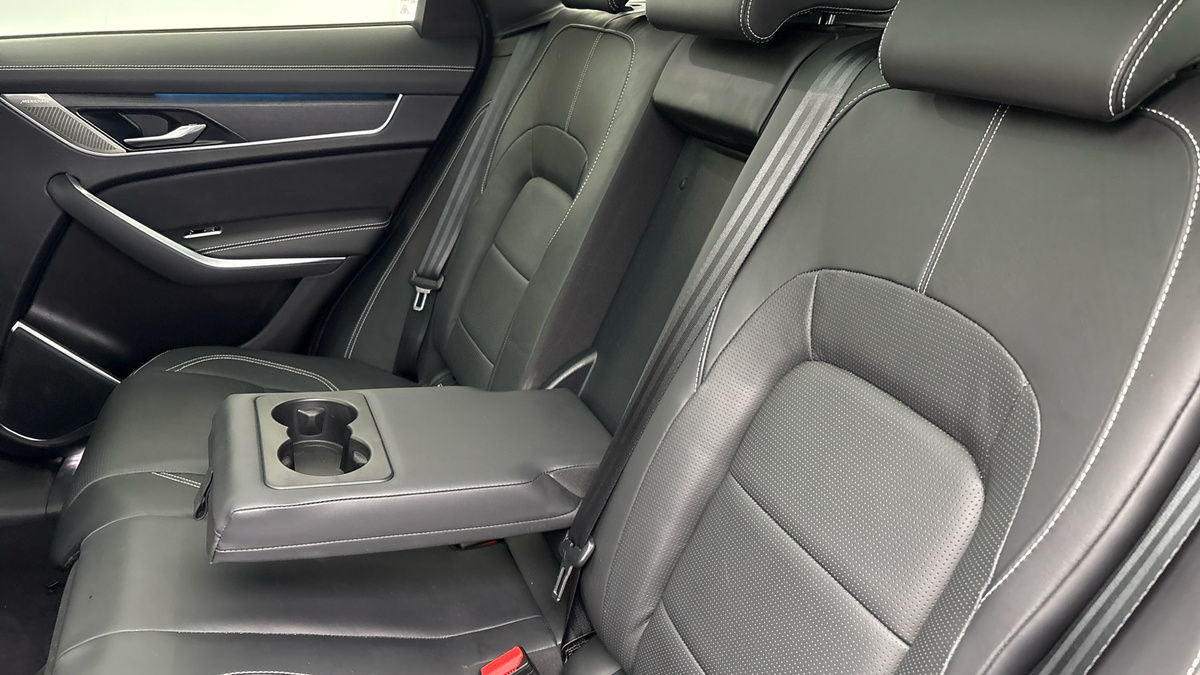 Jaguar F-PACE Image 9