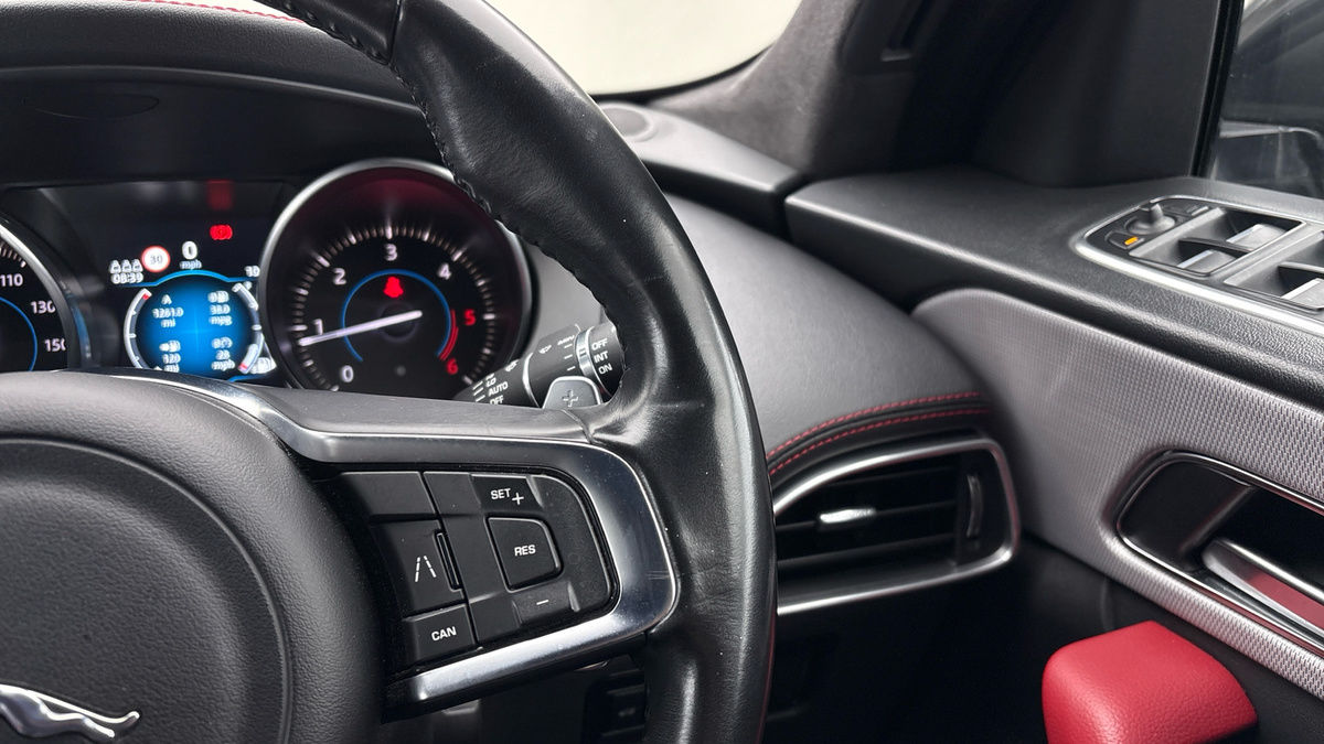 Jaguar F-PACE Image 14