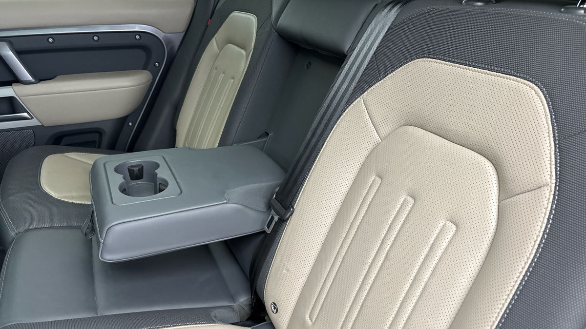 Land Rover Defender 110 Image 9