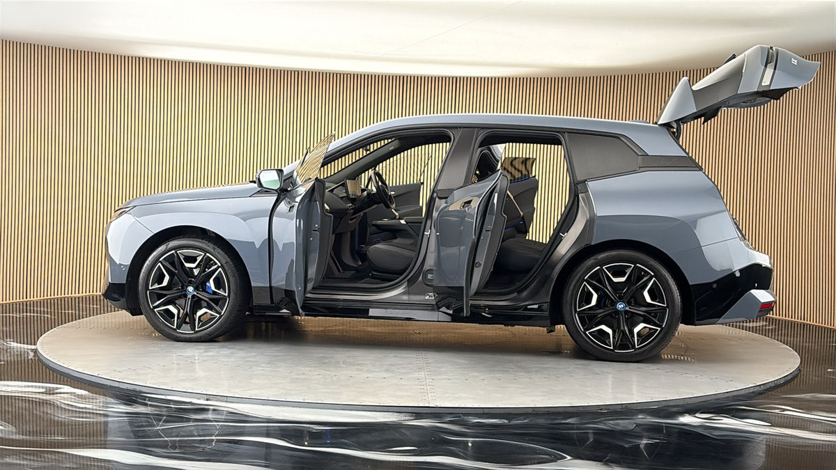 More views of BMW iX