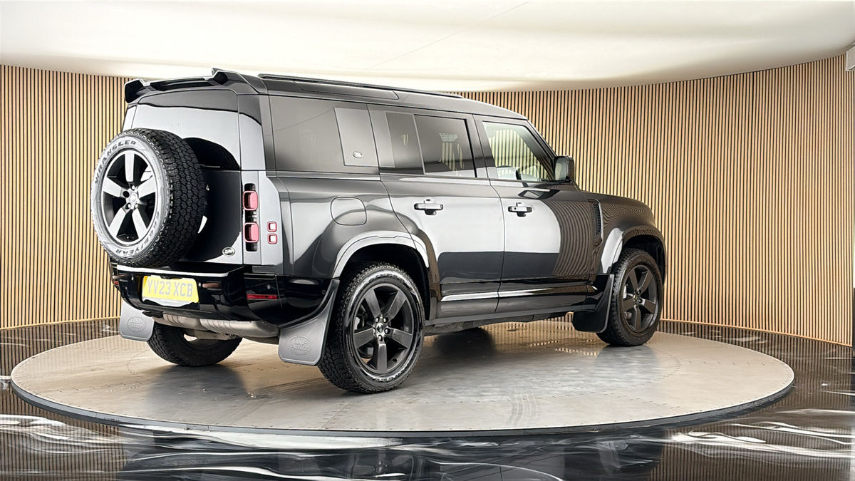 Land Rover Defender 110 Image 21
