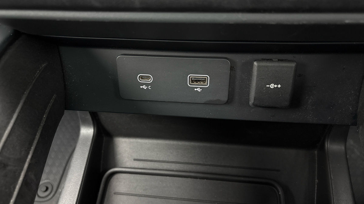 Land Rover Defender 110 Image 28