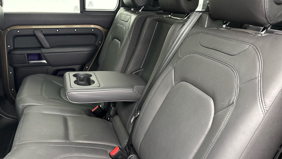 Land Rover Defender 110 Image 9