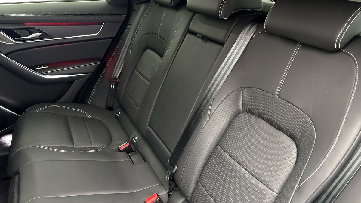 Jaguar F-PACE Image 8