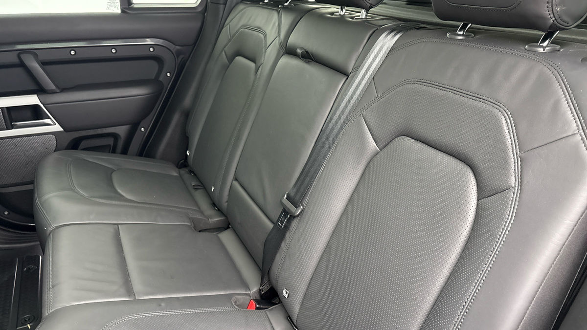 Land Rover Defender 110 Image 8