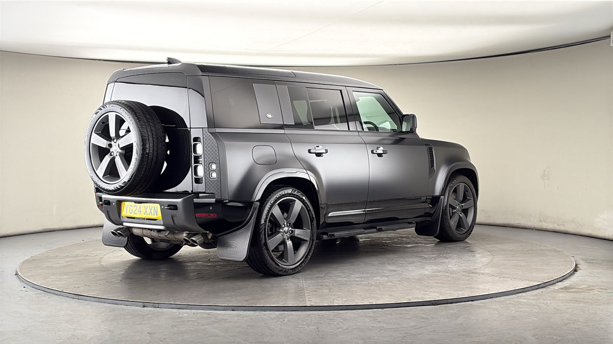 Land Rover Defender 110 Image 21