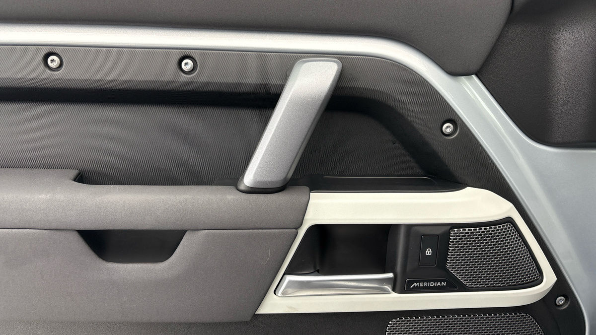 Land Rover Defender 110 Image 19