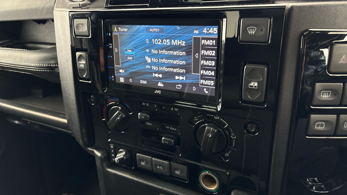 Land Rover Defender 90 Image 17