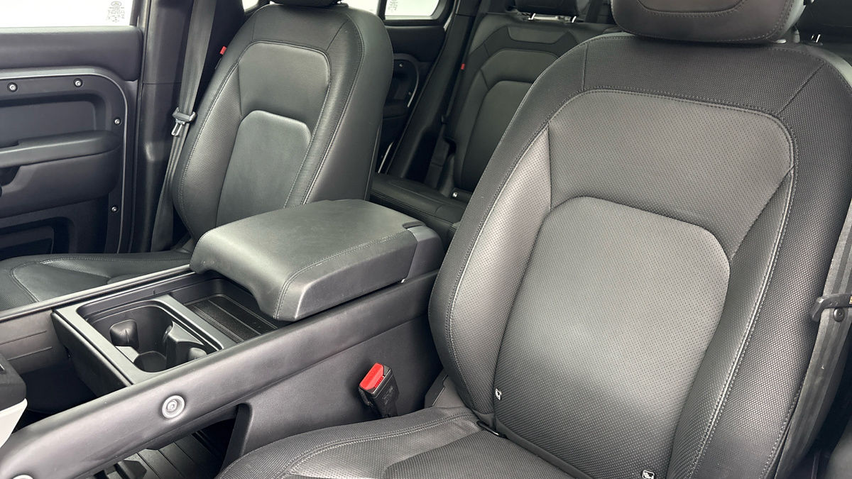 Land Rover Defender 110 Image 7