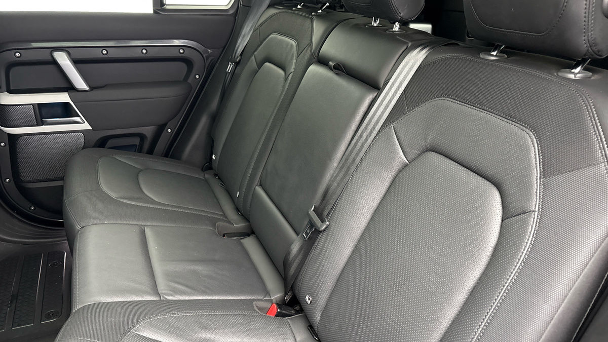 Land Rover Defender 110 Image 14