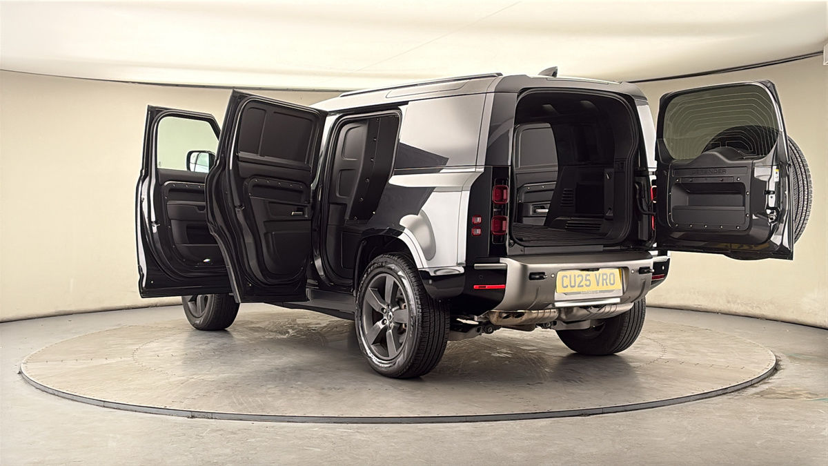 Land Rover Defender 110 Image 23