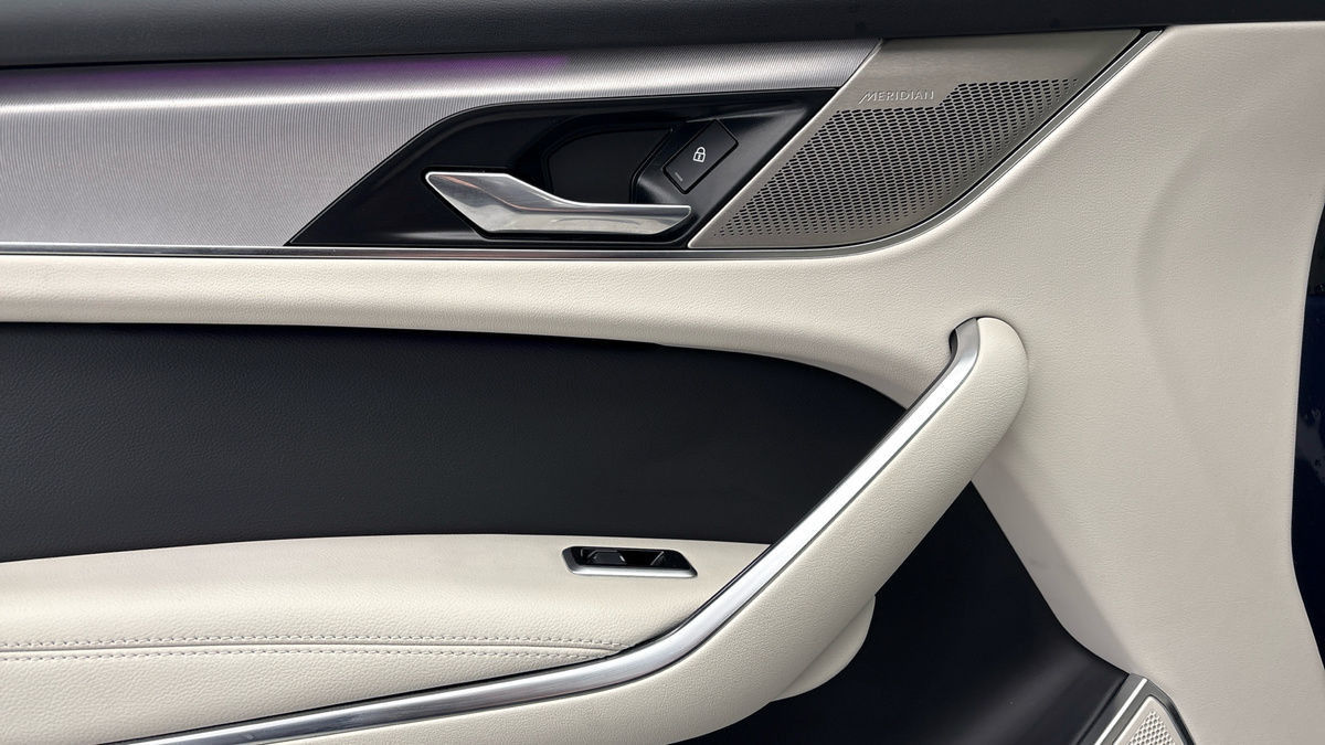 Jaguar F-PACE Image 19