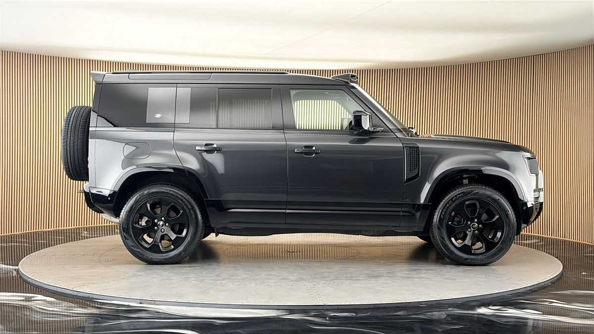 Land Rover Defender 110 Image 16