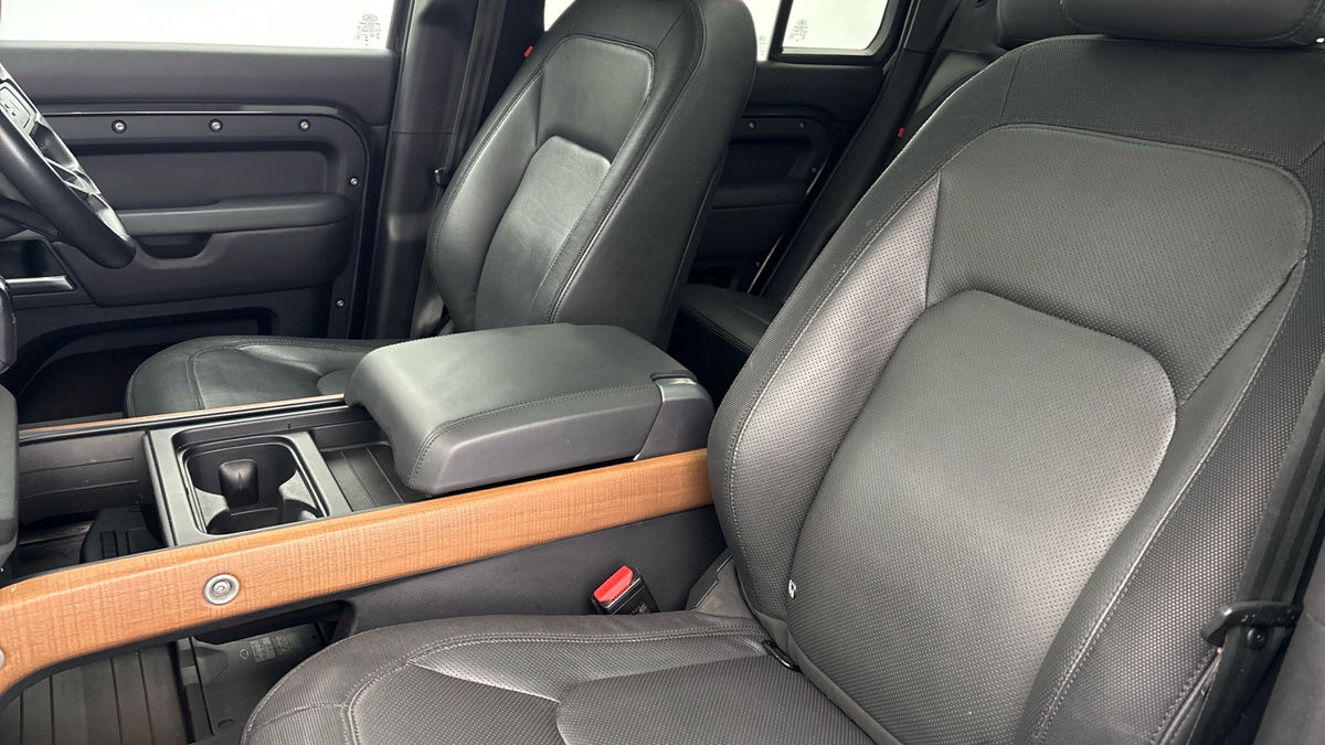 Land Rover Defender 110 Image 7