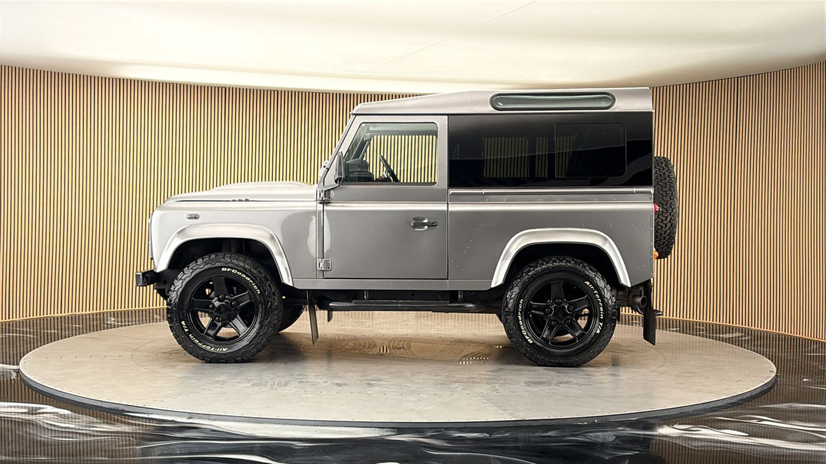Land Rover Defender 90 Image 15