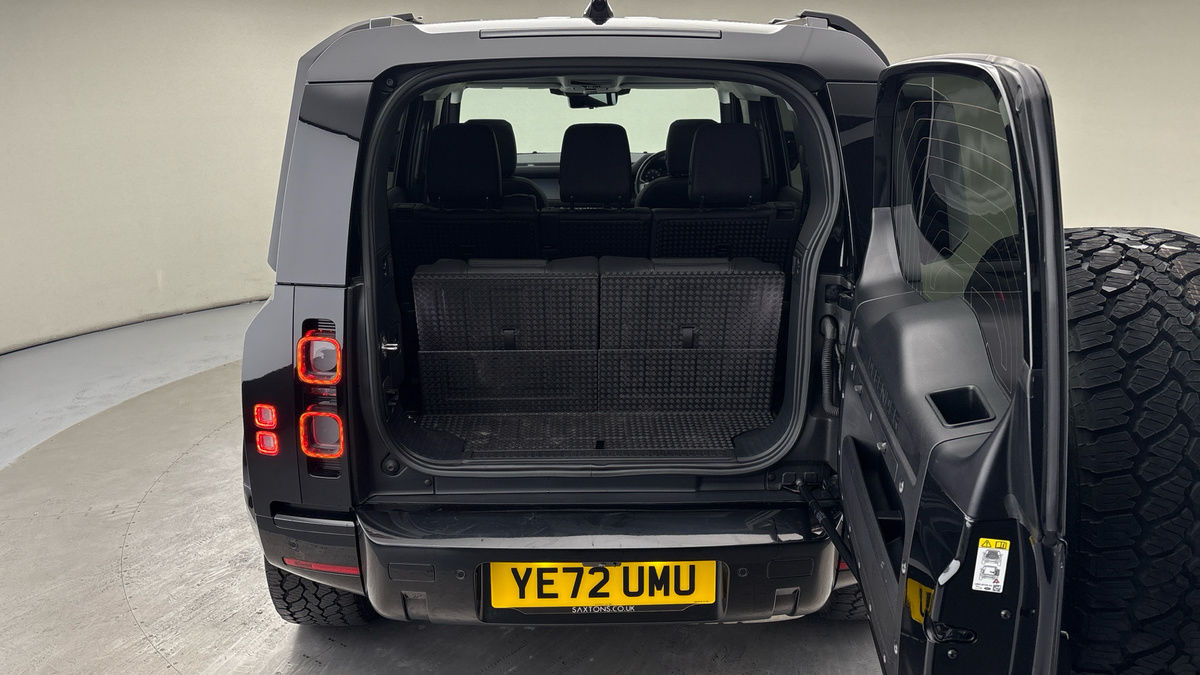 Land Rover Defender 110 Image 11