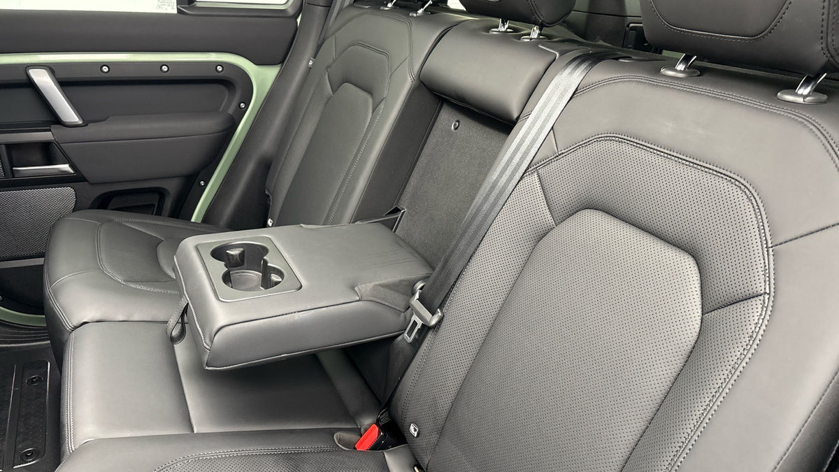 Land Rover Defender 110 Image 9