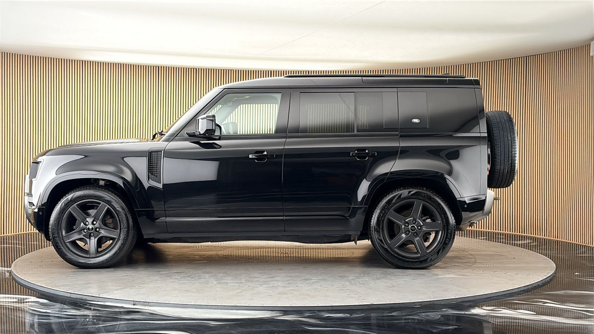 Land Rover Defender 110 Image 15