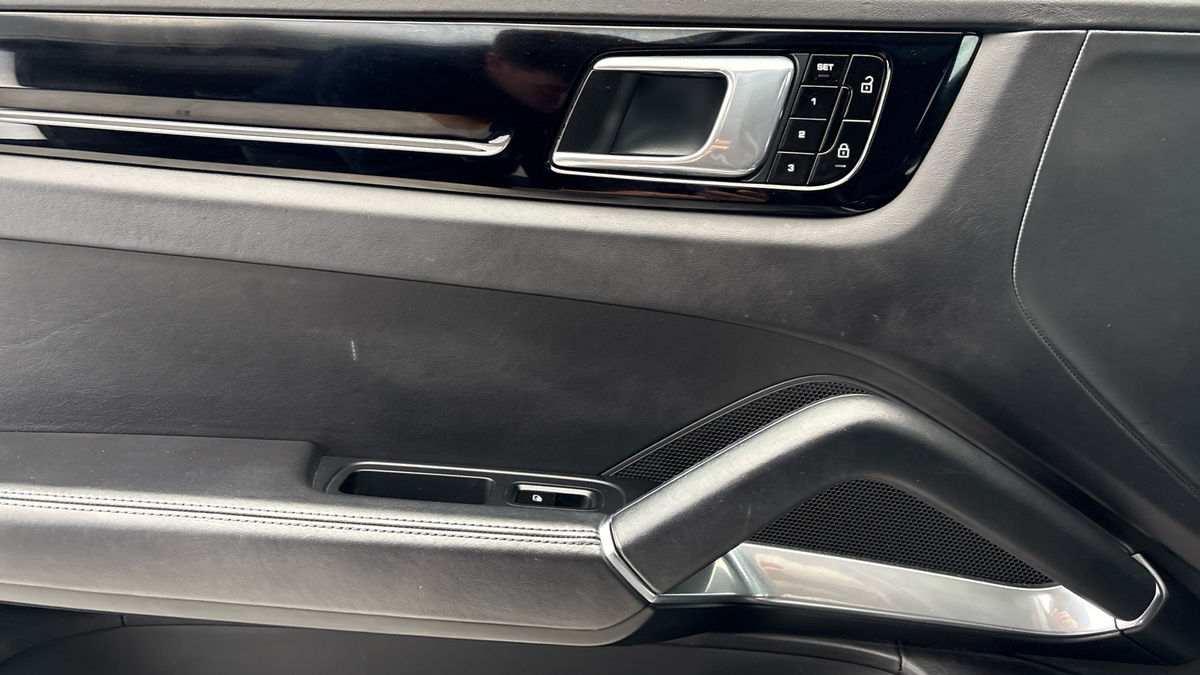 Porsche Cayenne Image 19