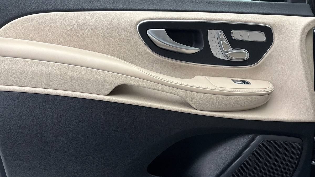 Mercedes-Benz V Class Image 25