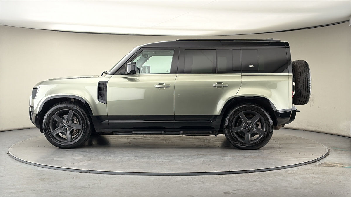 Land Rover Defender 110 Image 15