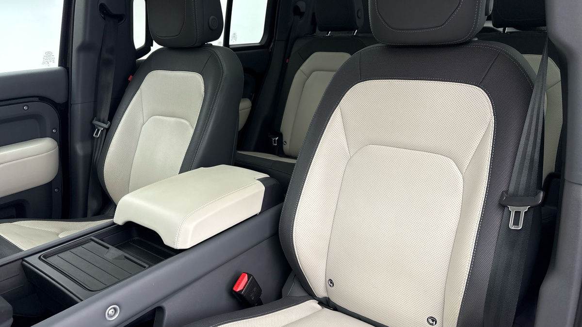 Land Rover Defender 110 Image 7