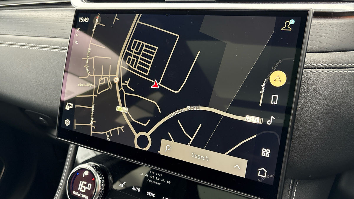 Jaguar F-PACE Image 17