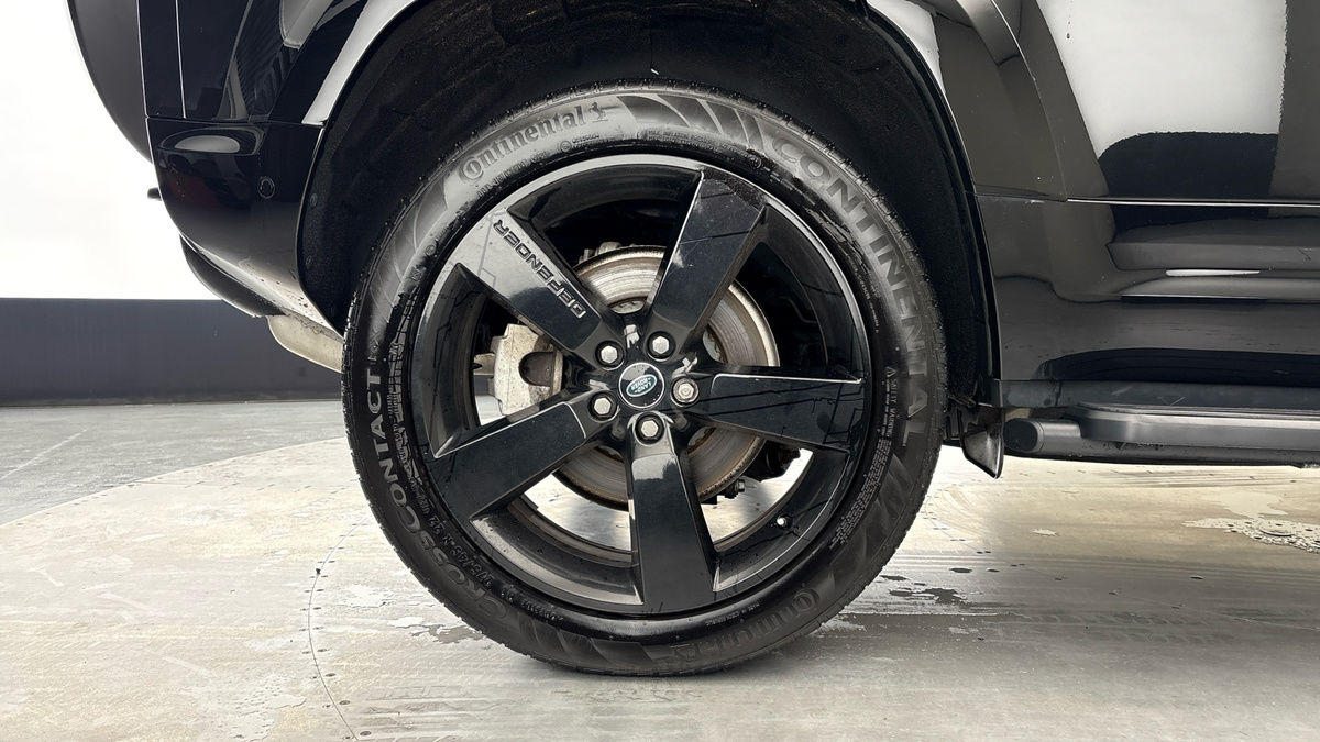 Land Rover Defender 110 Image 10