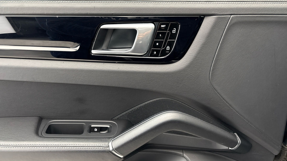 Porsche Cayenne Image 19