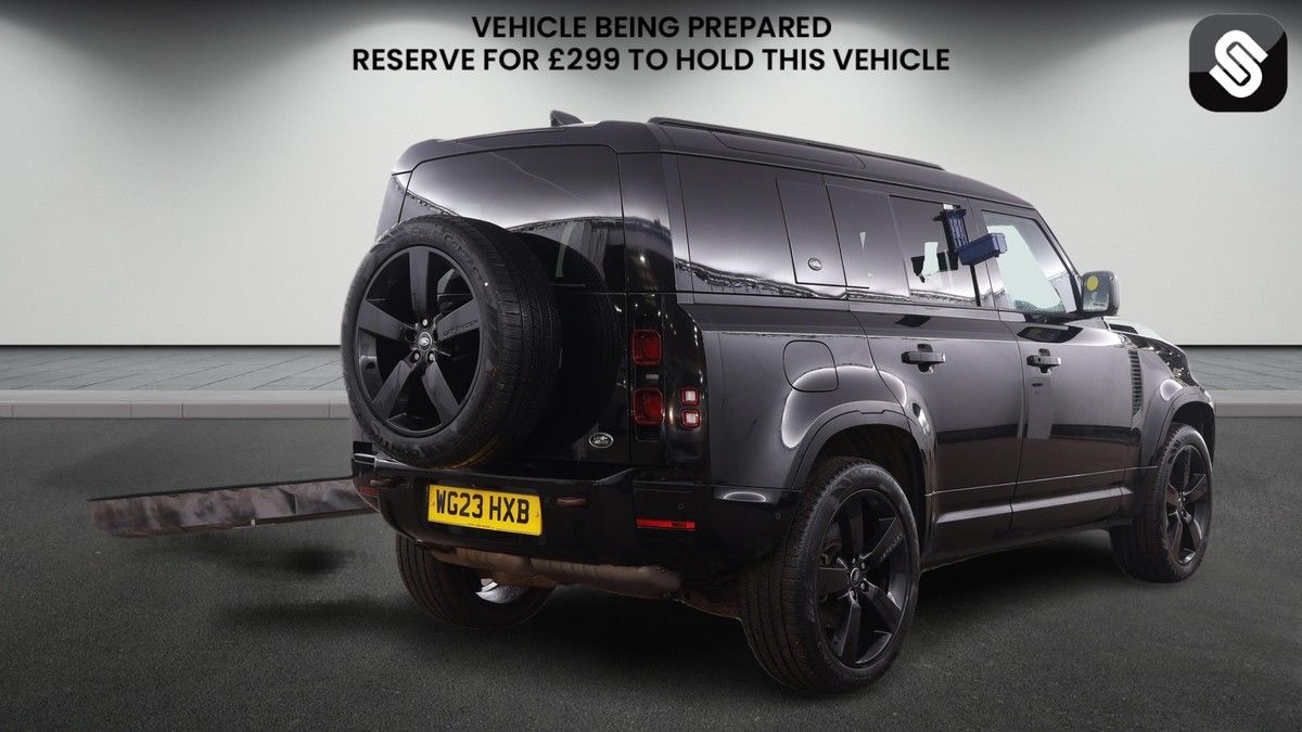 Land Rover Defender 110 Image 4