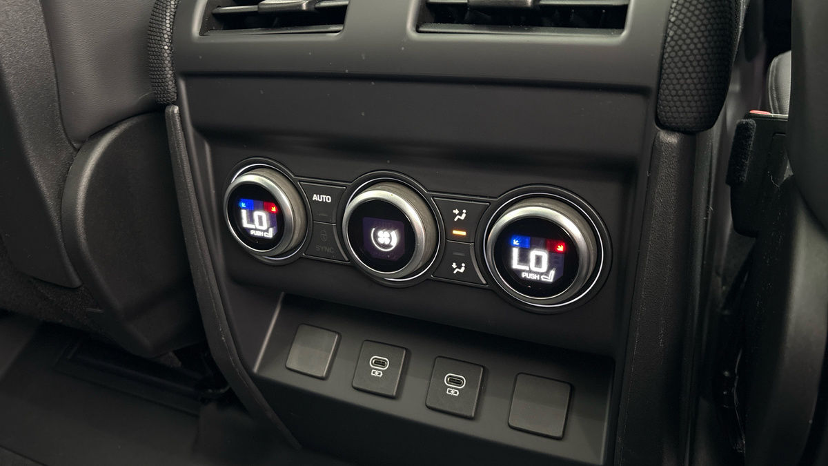 Land Rover Defender 110 Image 26