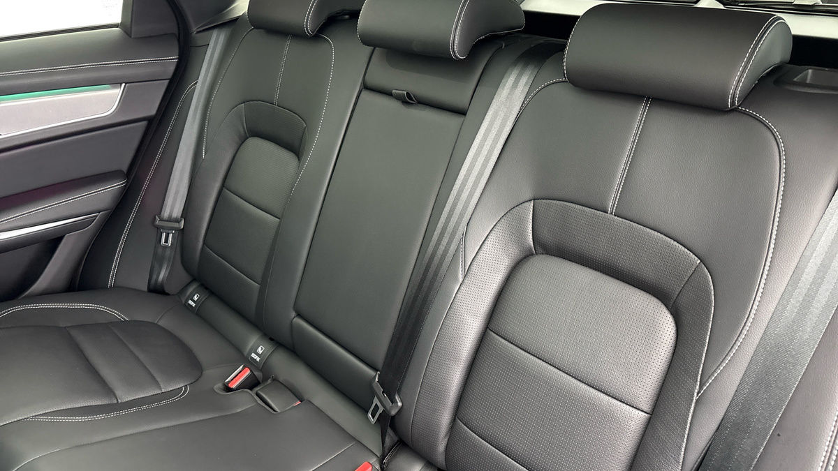 Jaguar F-PACE Image 8