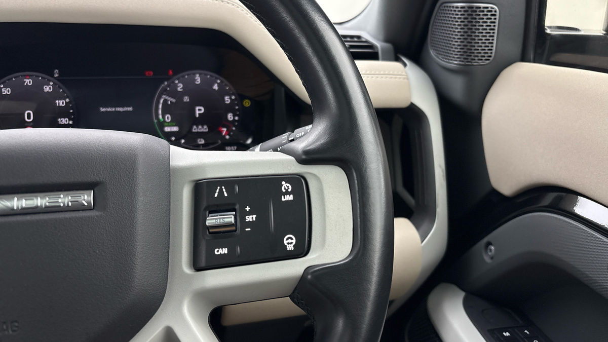 Land Rover Defender 110 Image 14