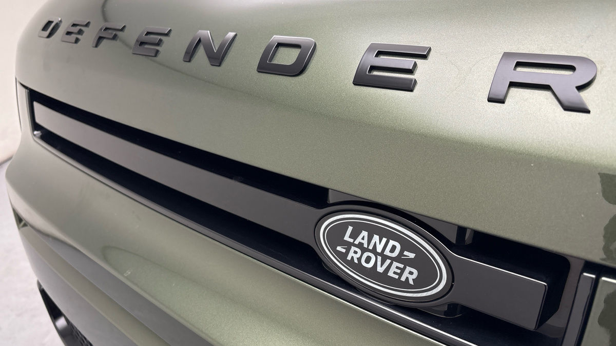 Land Rover Defender 110 Image 24