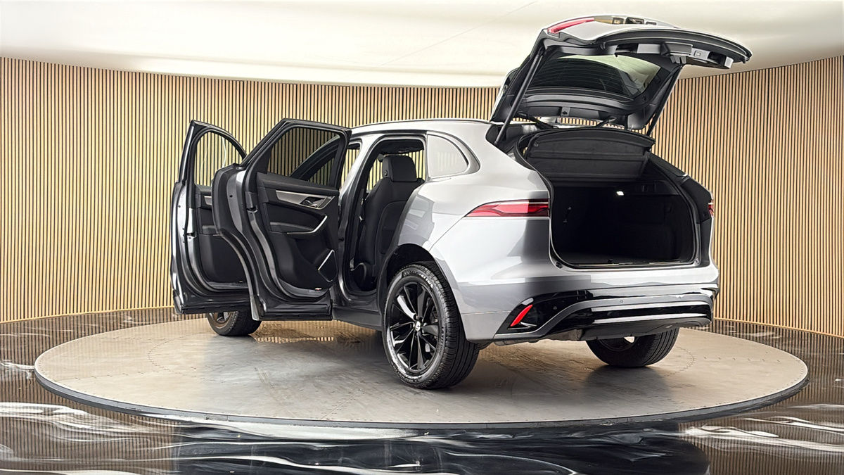 Jaguar F-PACE Image 23