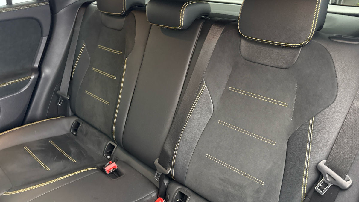 Mercedes-Benz GLA Image 8