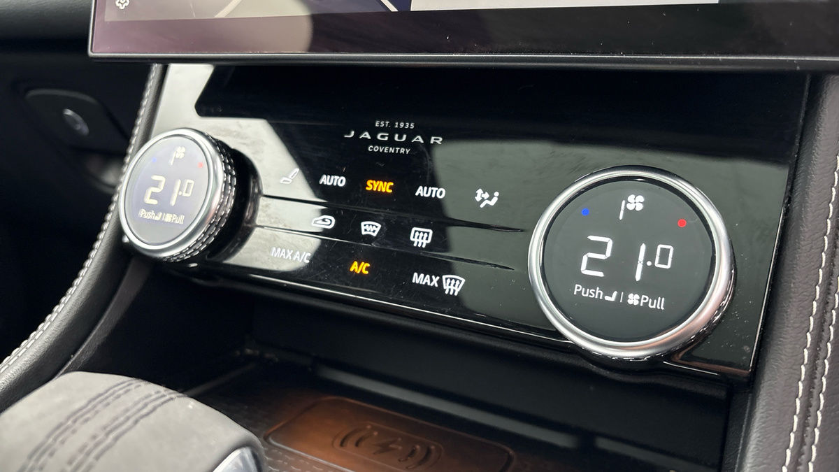 Jaguar F-PACE Image 34