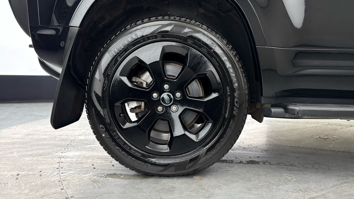 Land Rover Defender 110 Image 10