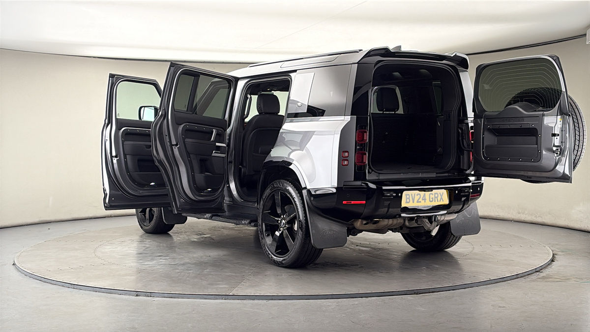 Land Rover Defender 110 Image 23