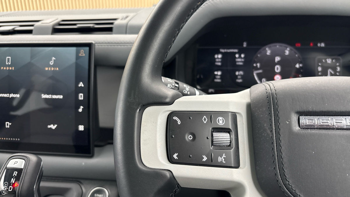 Land Rover Defender 110 Image 13