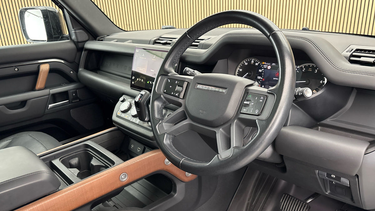 Land Rover Defender 110 Image 5