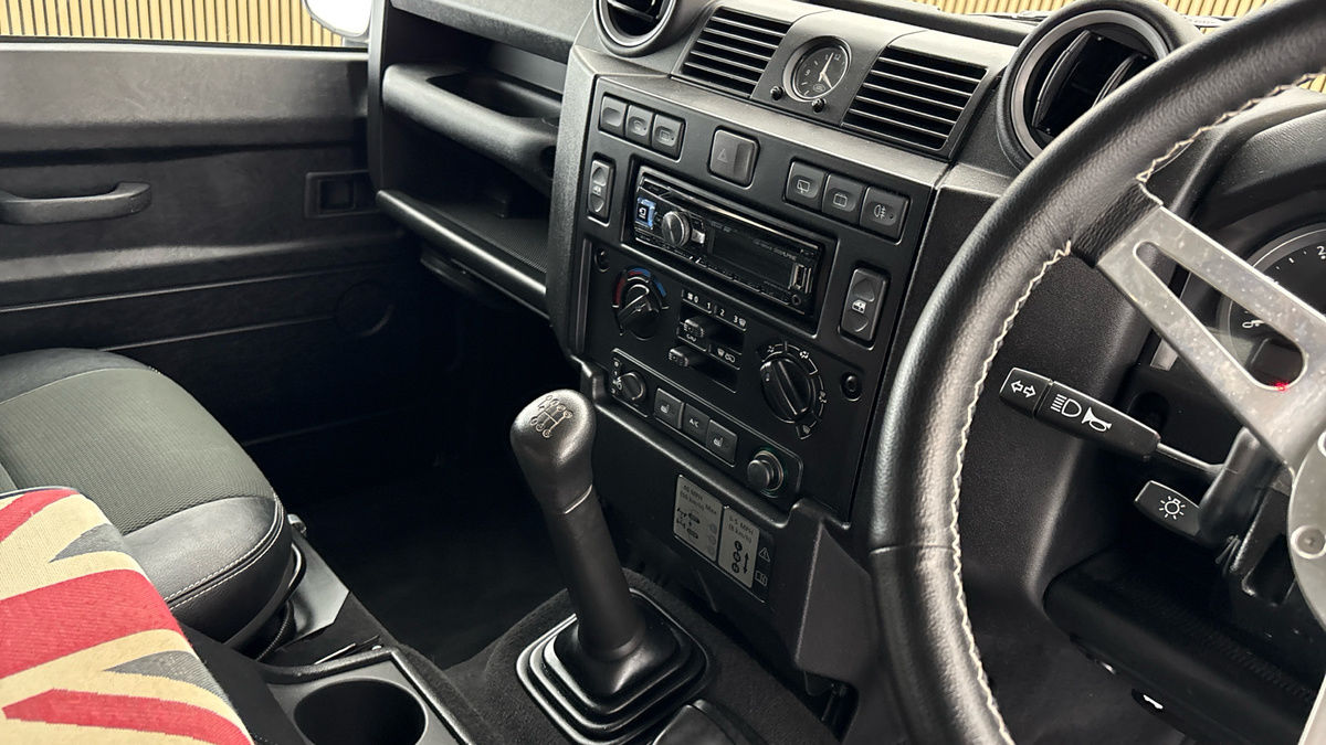 Land Rover Defender 90 Image 18