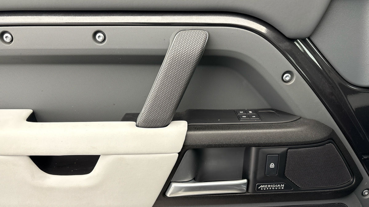 Land Rover Defender 110 Image 19