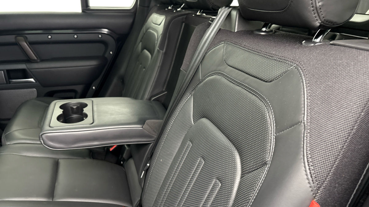 Land Rover Defender 110 Image 9